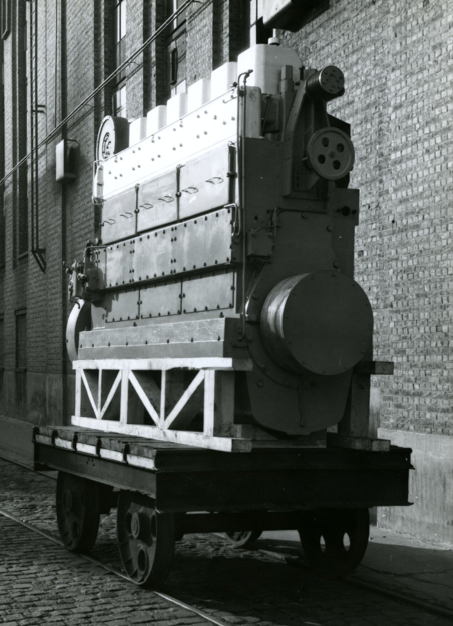 Afgewerkte industriële dieselmotor geproduceerd door machinebouwer SEM-Carels in Gent