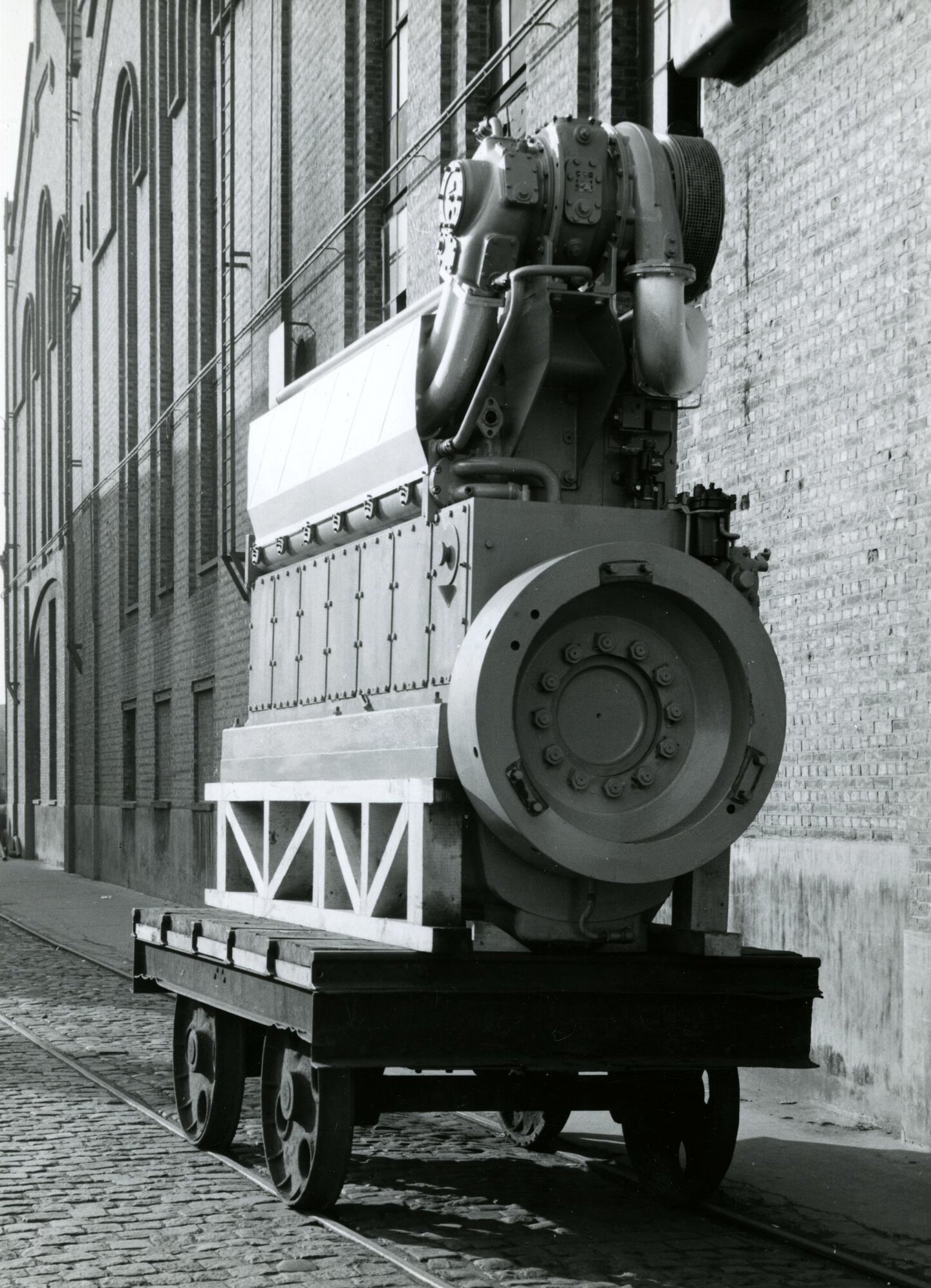 Afgewerkte industriële dieselmotor geproduceerd door machinebouwer SEM-Carels in Gent