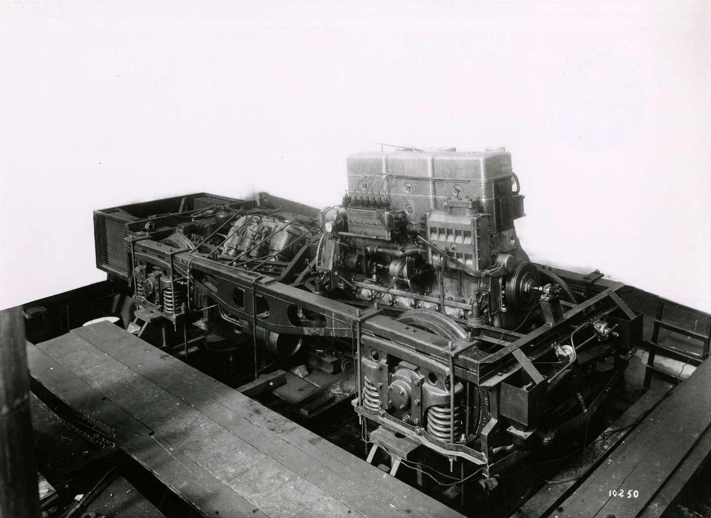 Assemblage van dieselelektrische locomotief in een montagehal van machinebouwer SEM-Carels in Gent