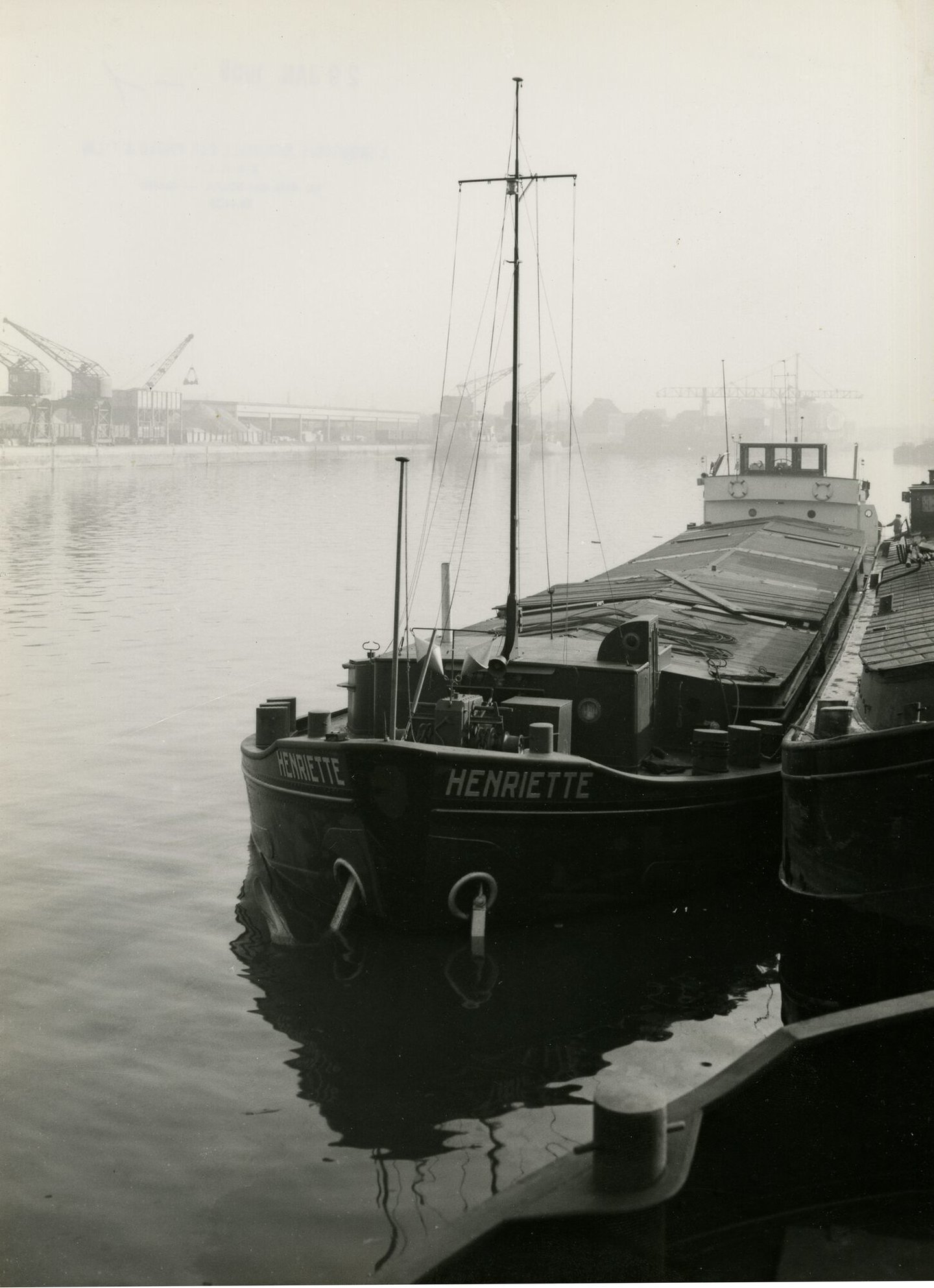 Binnenvaartschip Henriëtte aan de kade