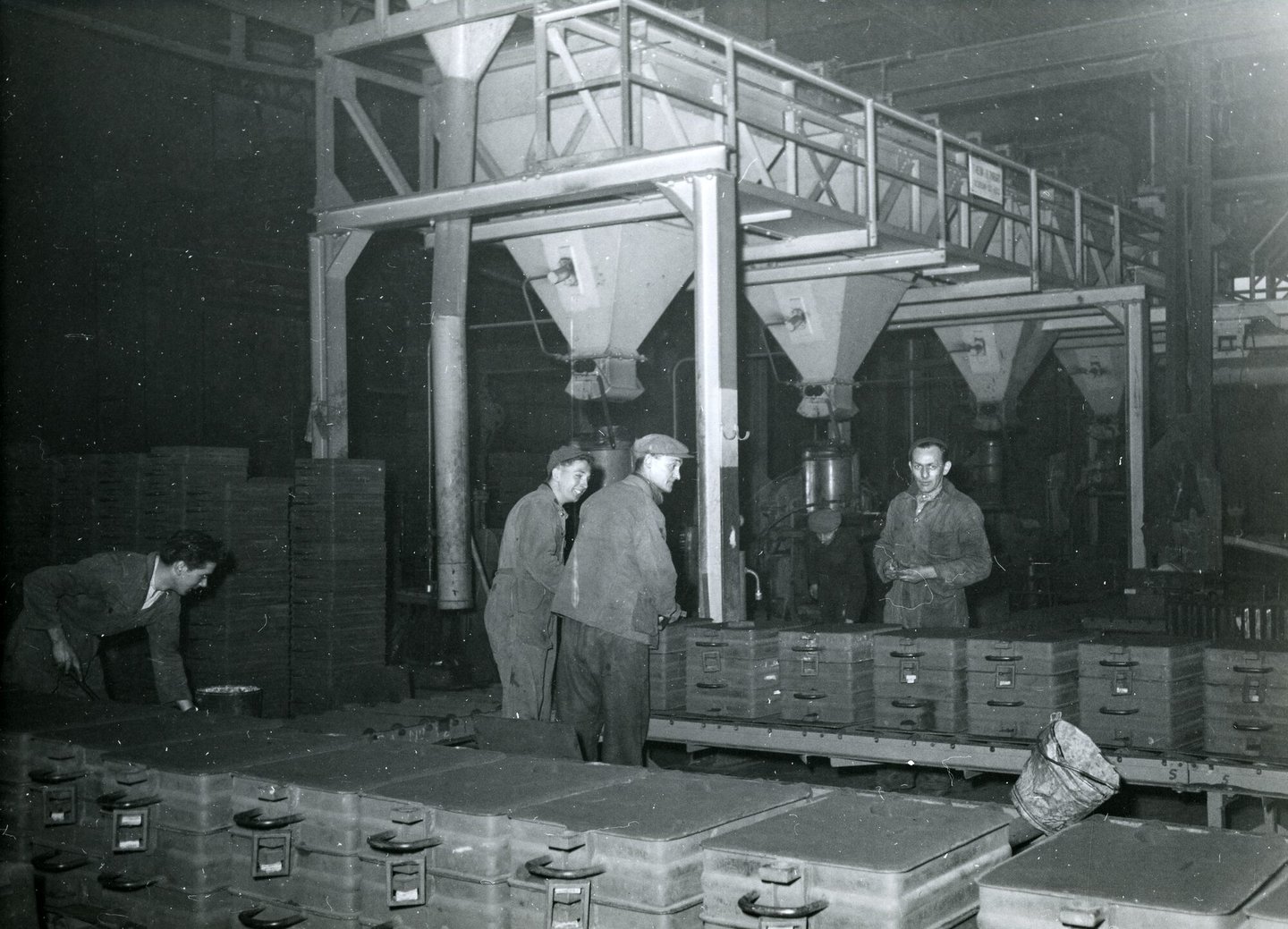 Arbeiders in de metaalgieterij van machinebouwer SEM-Carels in Gent