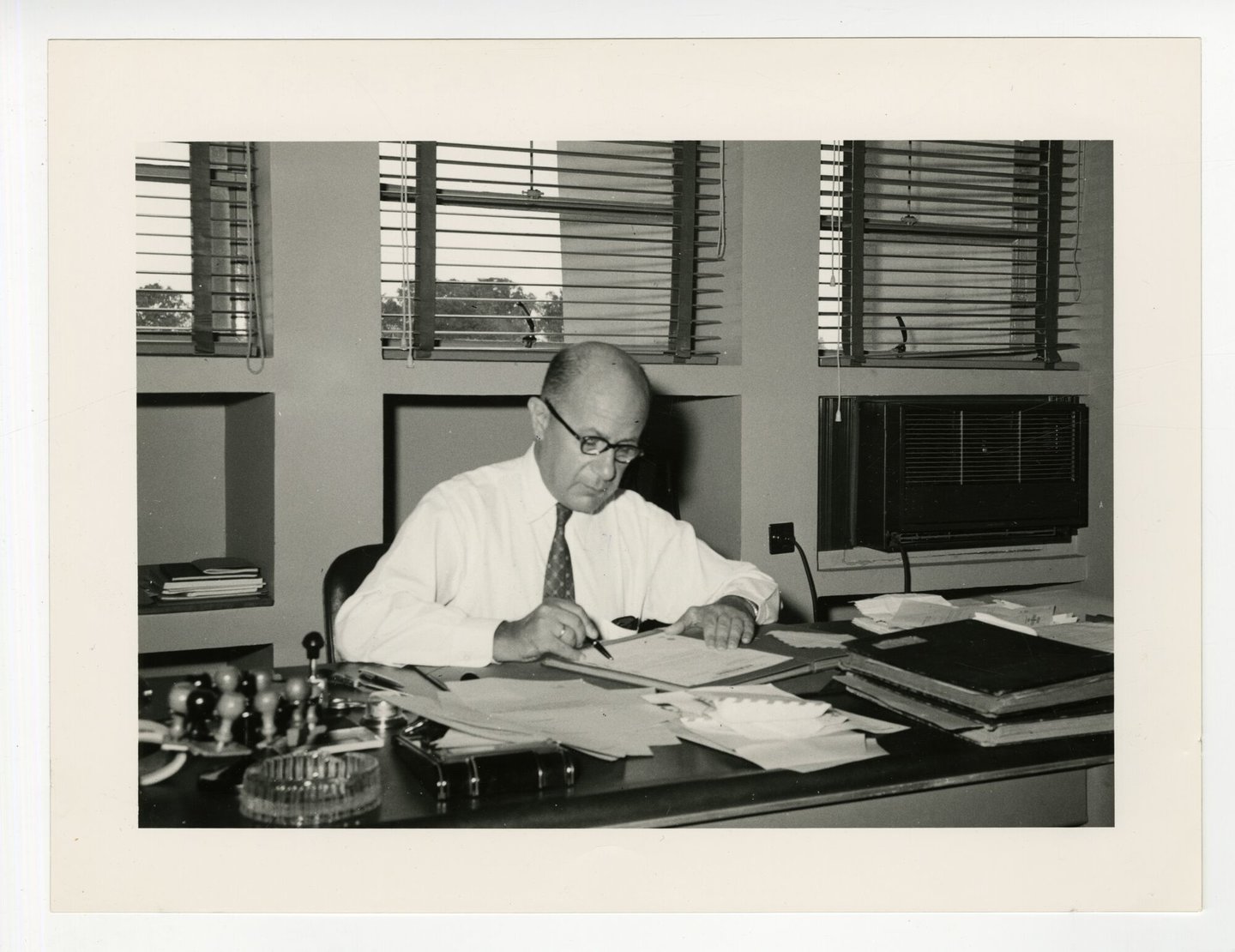 Man aan bureau in een kantoor van SEMCONGO in Congo