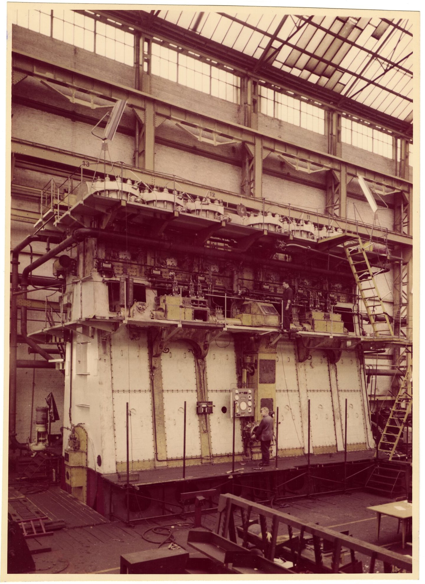 Assemblage van scheepsdiesel in een montagehal van machinebouwer ACEC-MAN in Gent