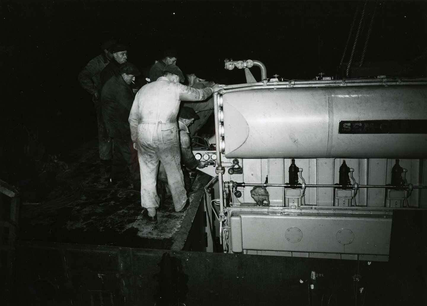 Plaatsen van scheepsdiesel in vissersboot B.2725 Sint Jan Berchman in Oostende