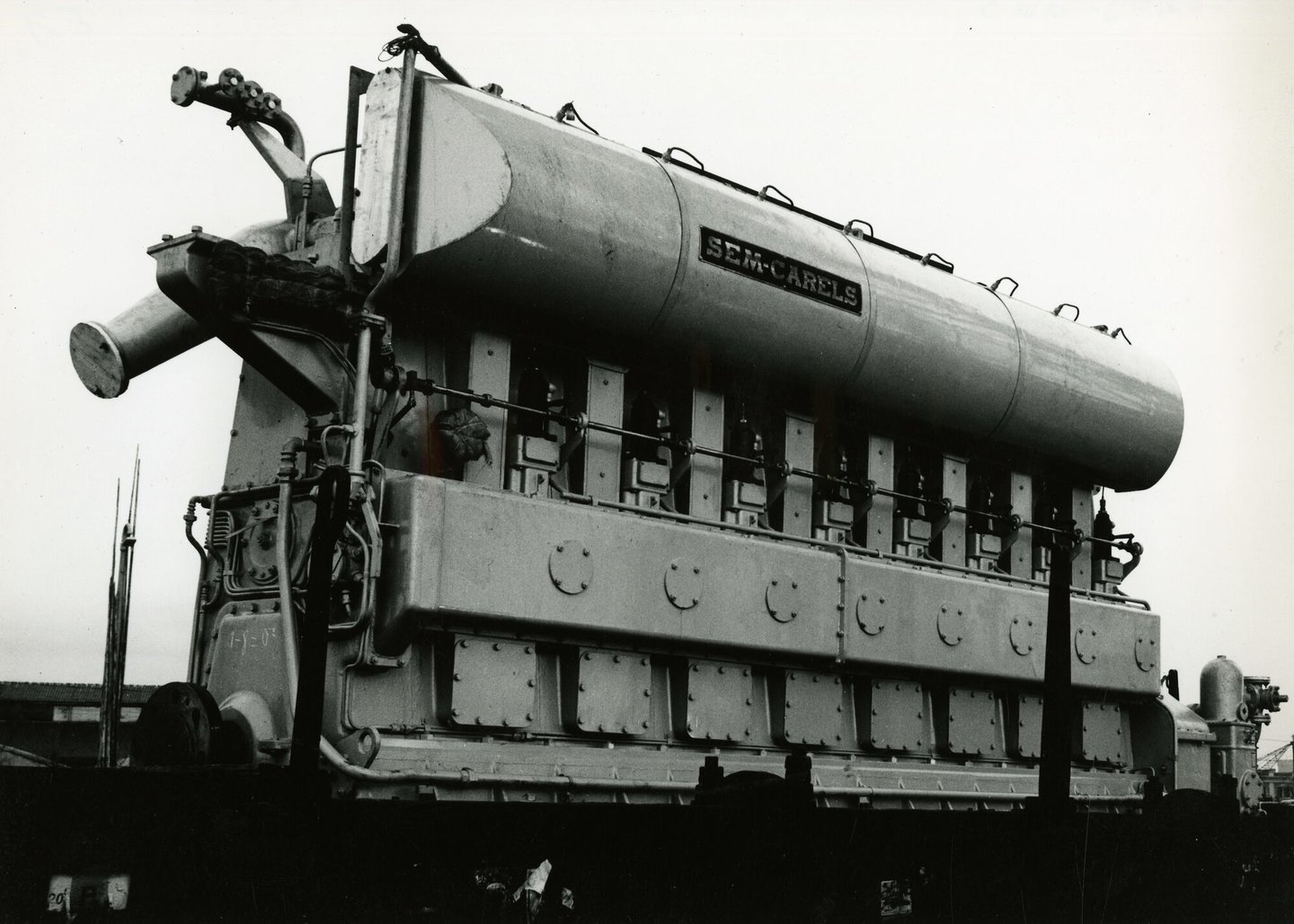 Scheepsdiesel op treinwagon voor vissersboot O.80 Duchesse de Brabant in Oostende