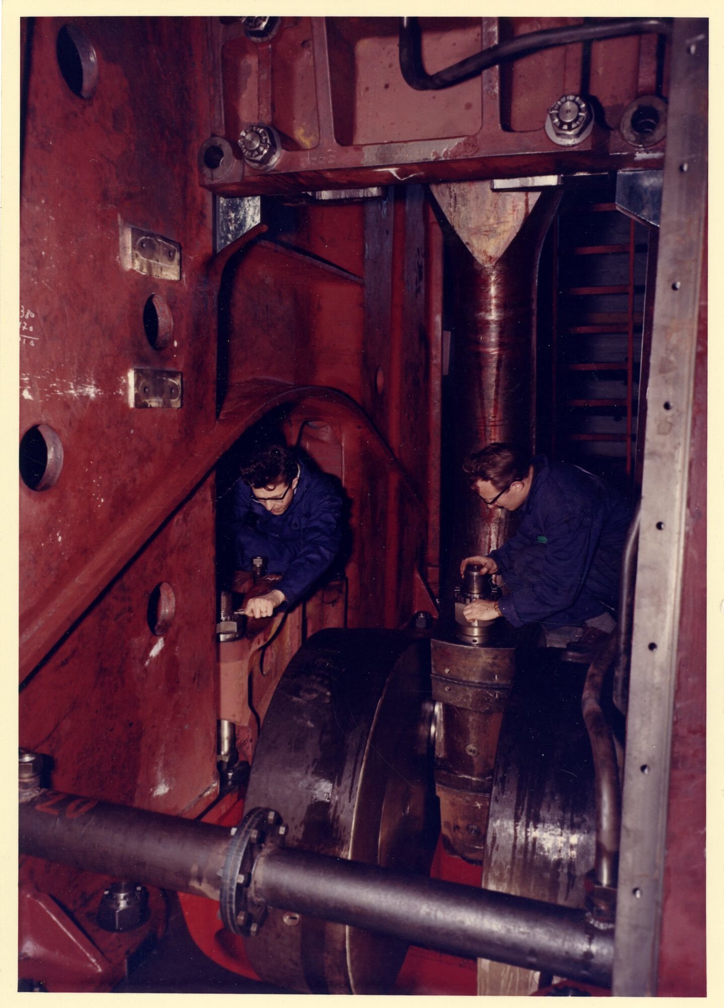 Assemblage van scheepsdiesel in een montagehal van machinebouwer ACEC-MAN in Gent