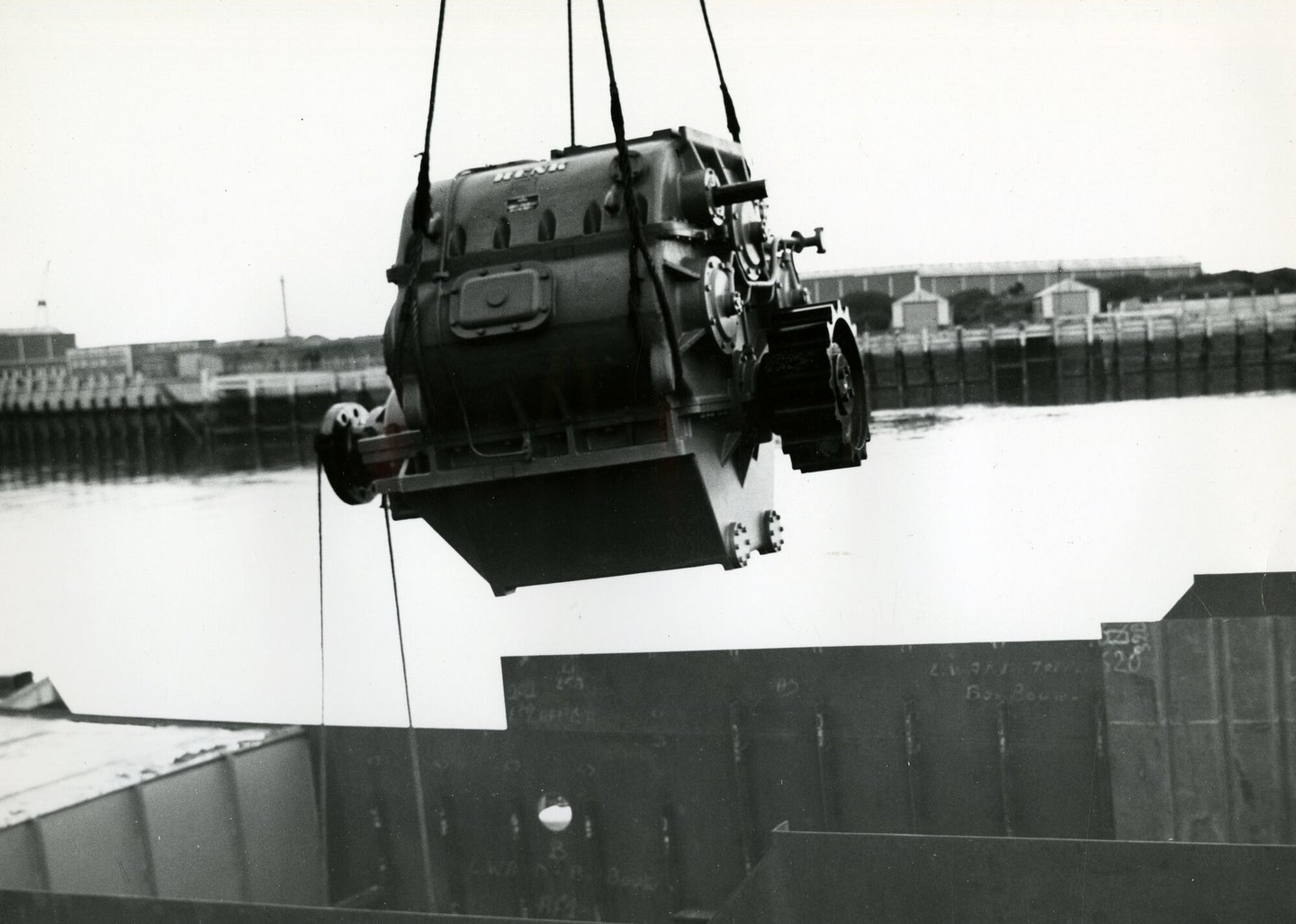 Plaatsen van scheepsdiesel in een boot op de scheepswerf van Beliard-Crighton in Oostende