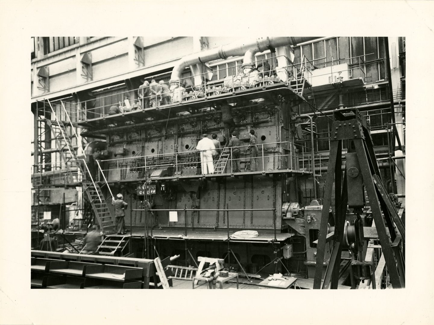 Assemblage van scheepsdiesel in een montagehal van machinebouwer SEM-MAN in Gent