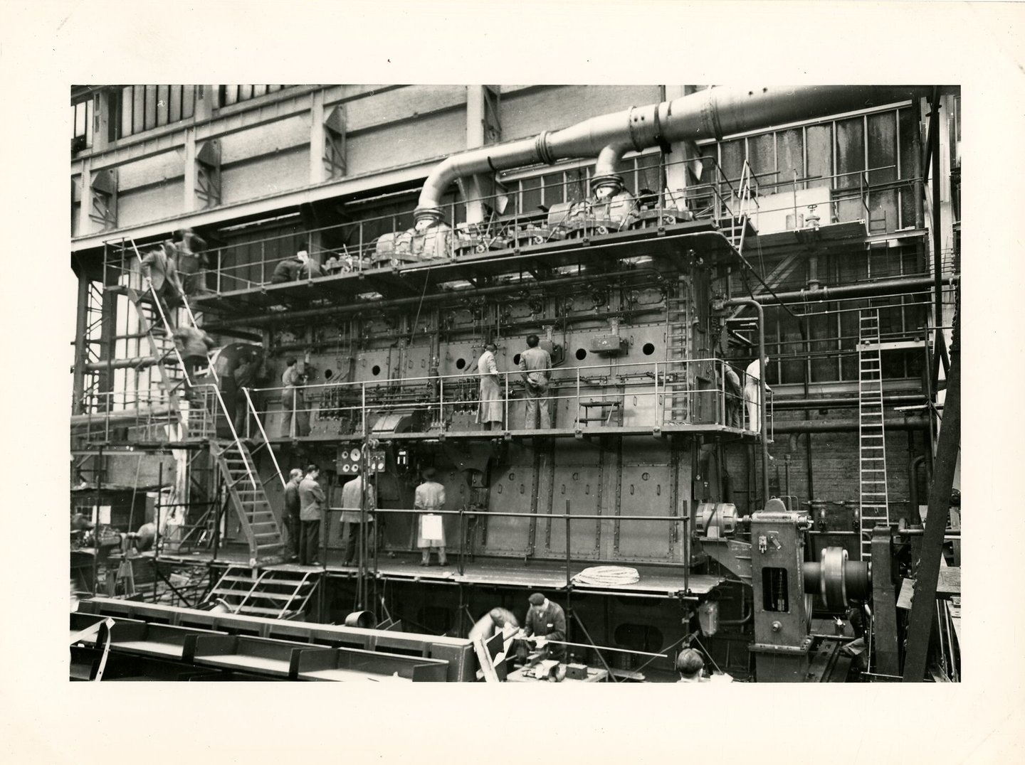 Assemblage van scheepsdiesel in een montagehal van machinebouwer SEM-MAN in Gent