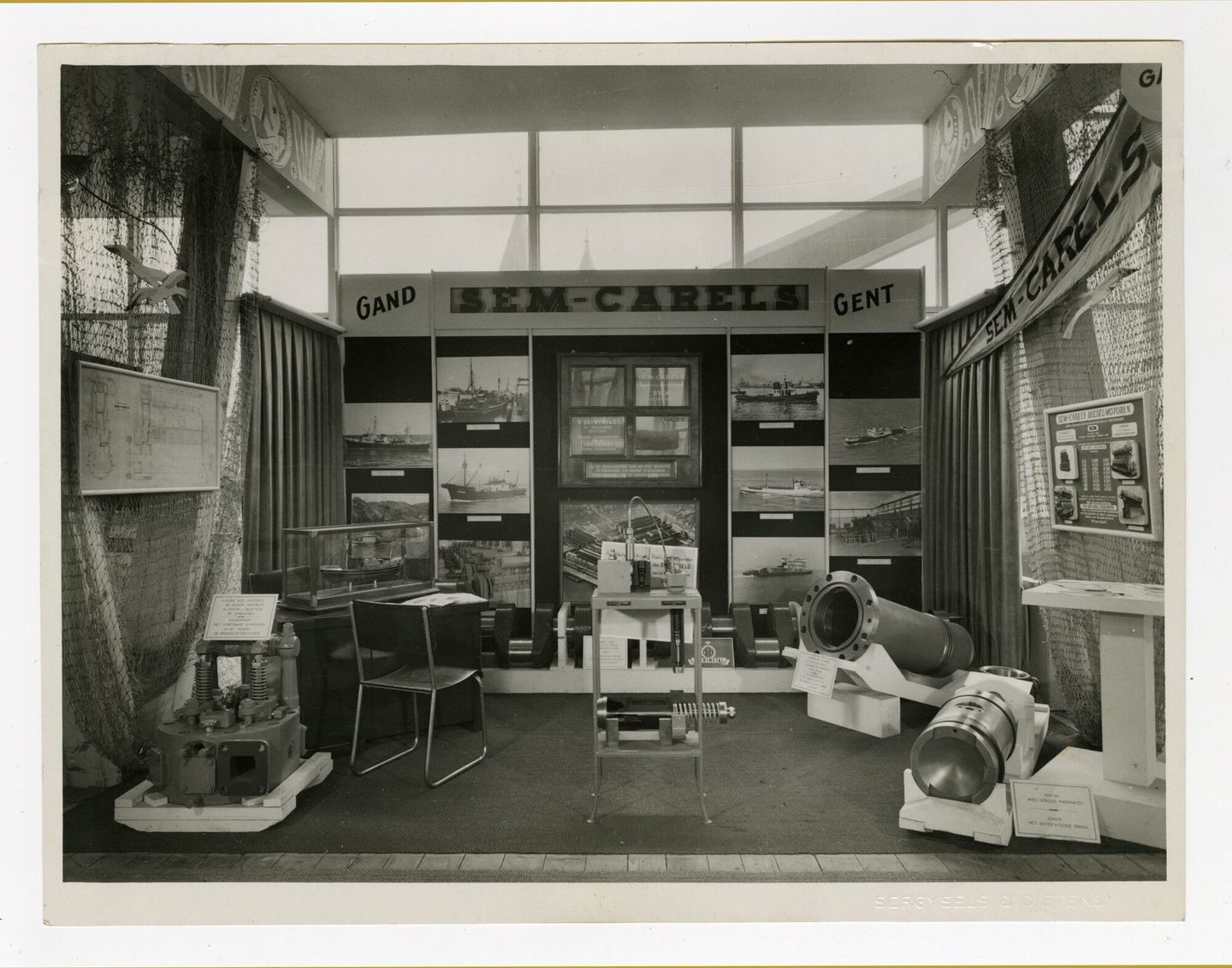 Promotiestand van machinebouwer SEM-Carels op een beurs in 1954