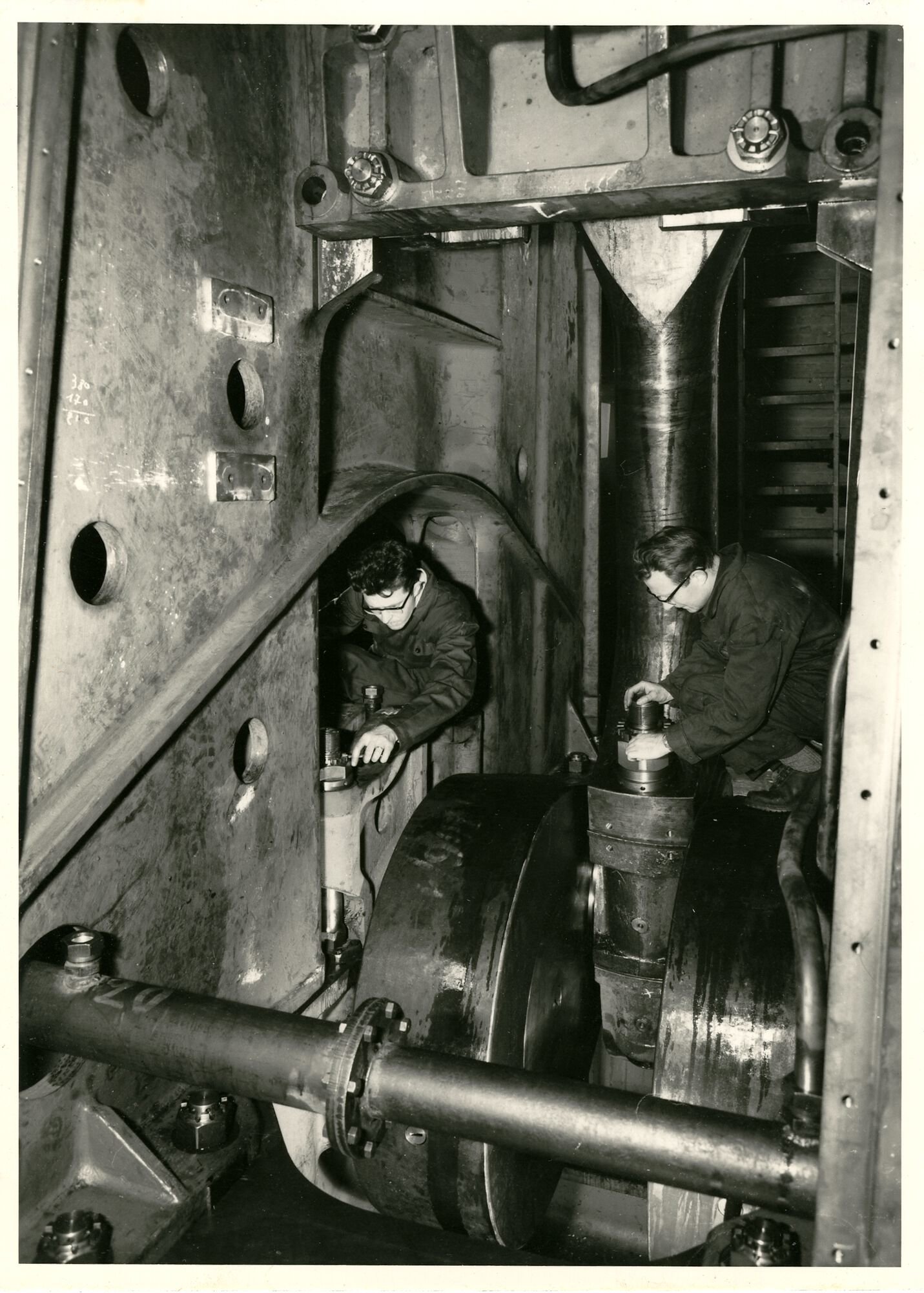 Assemblage van scheepsdiesel in een montagehal van machinebouwer ACEC-MAN in Gent