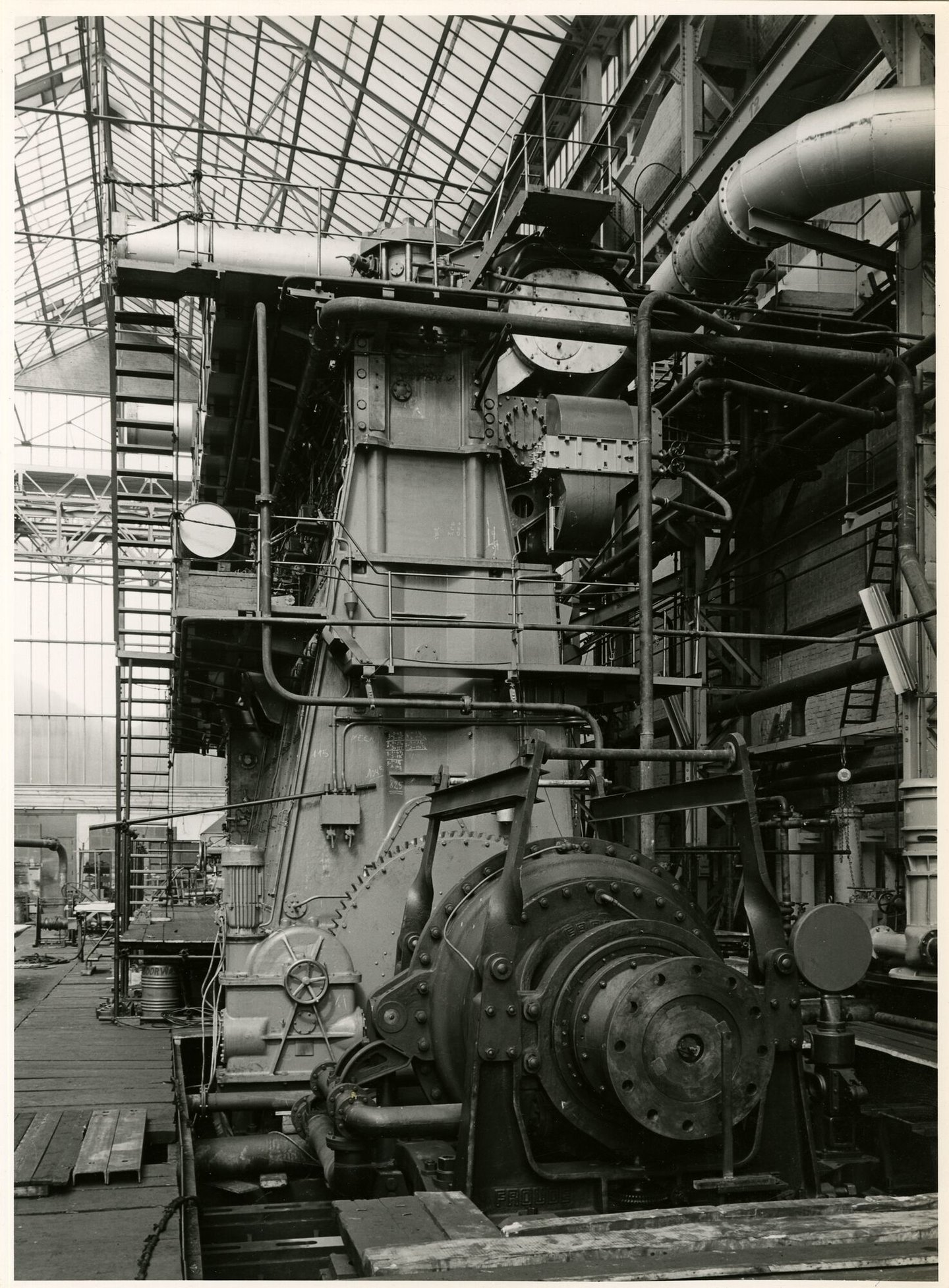 Assemblage van scheepsdiesel in een montagehal van machinebouwer ACEC-MAN in Gent