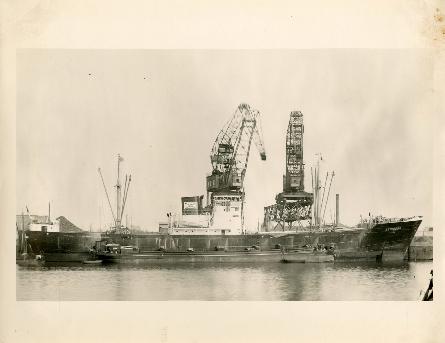 Vrachtschip Heidberg aan de kade