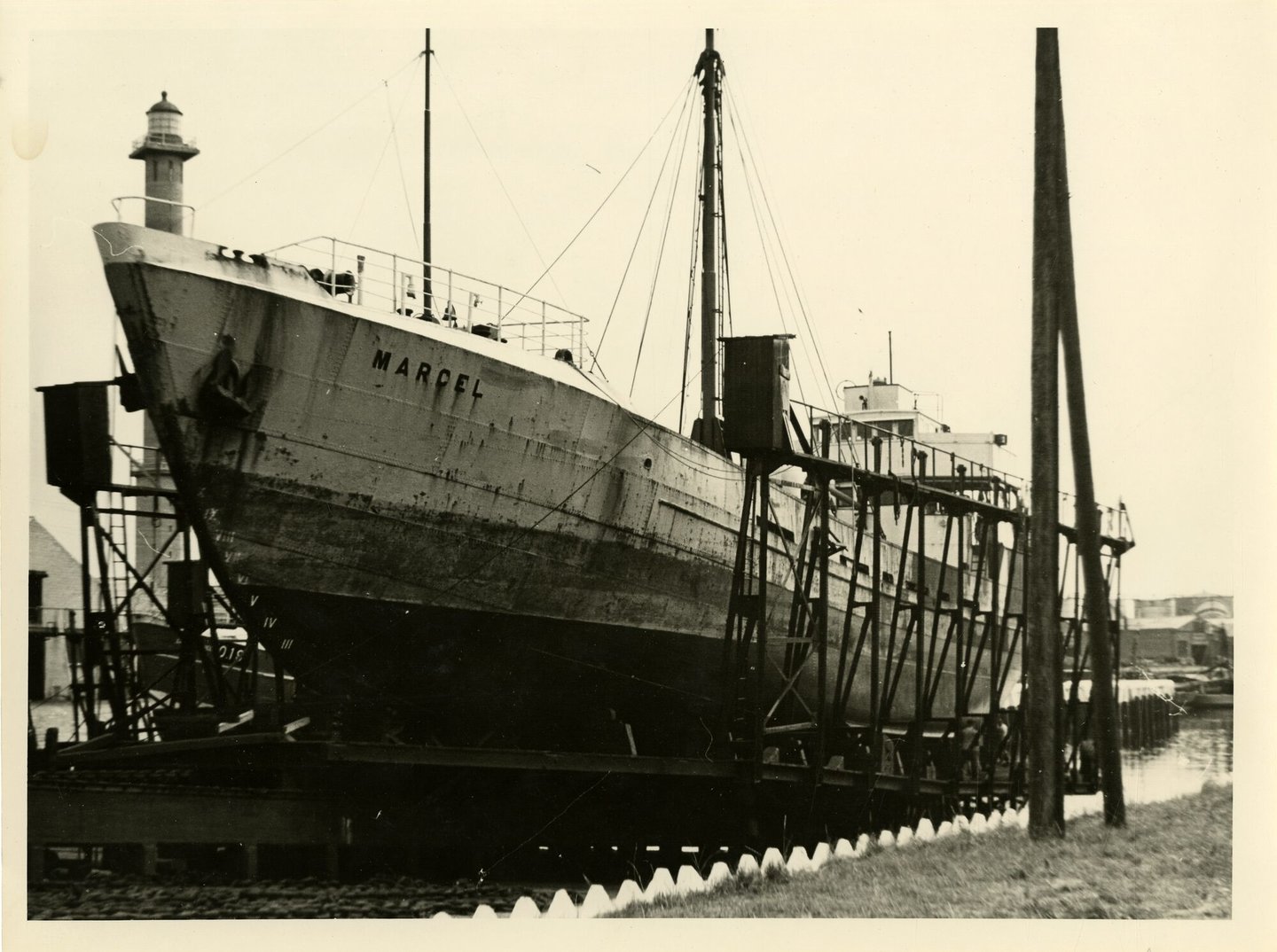 Vrachtschip Marcel op stapel in Oostende