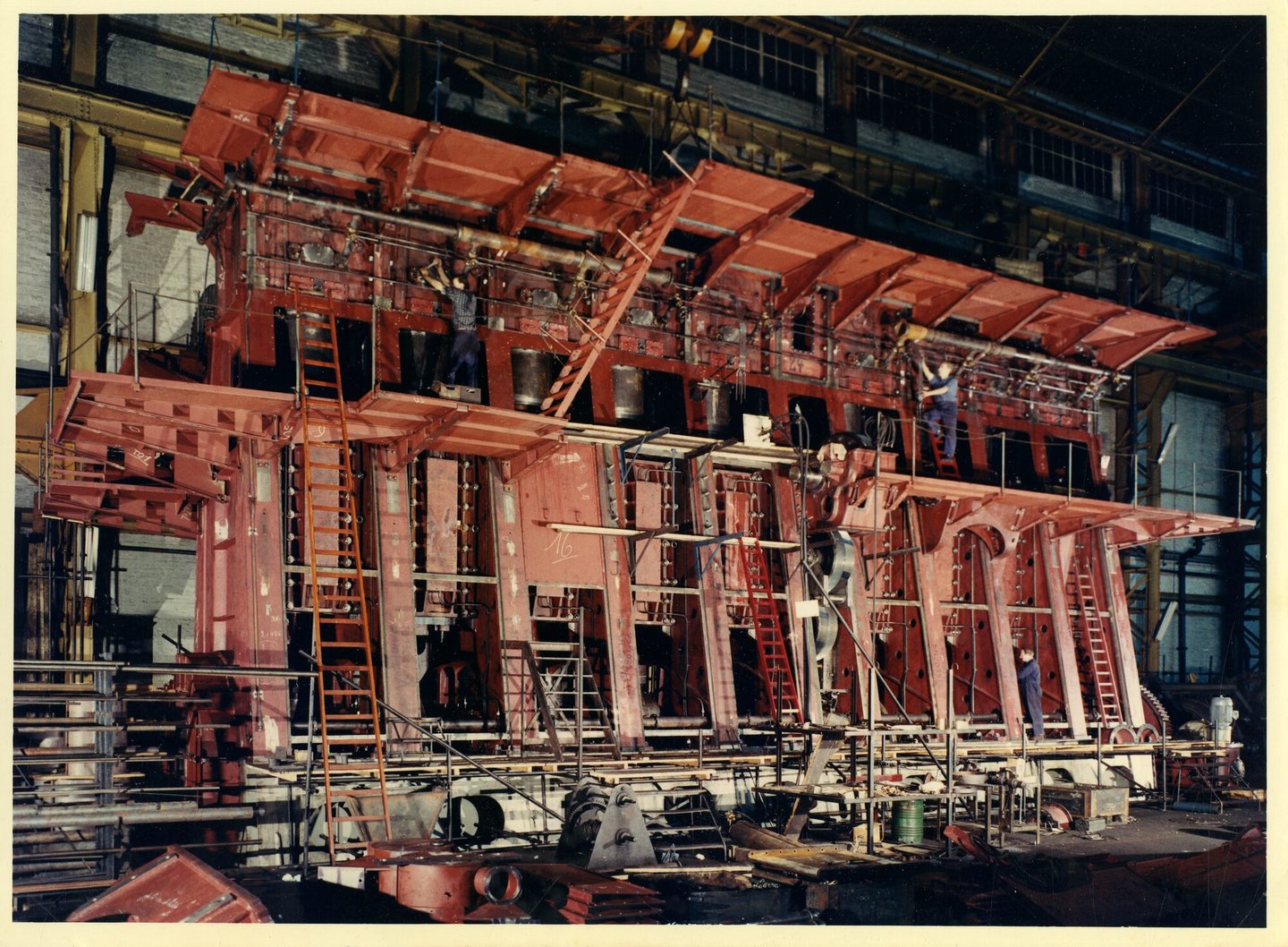 Assemblage van scheepsdiesel in een montagehal van machinebouwer ACEC-MAN in Gent