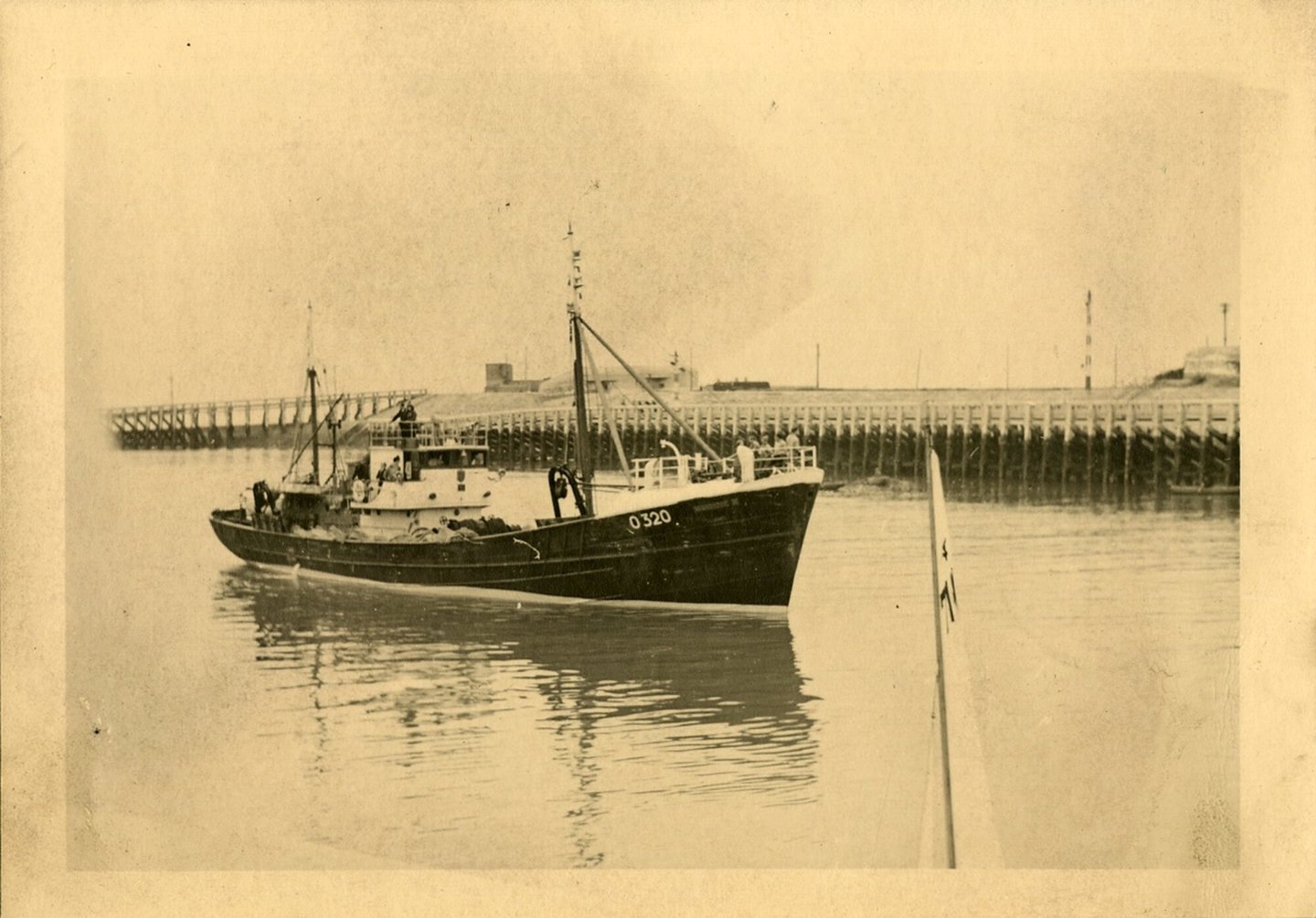 Vissersboot O.320 Noordende III tijdens de vaart