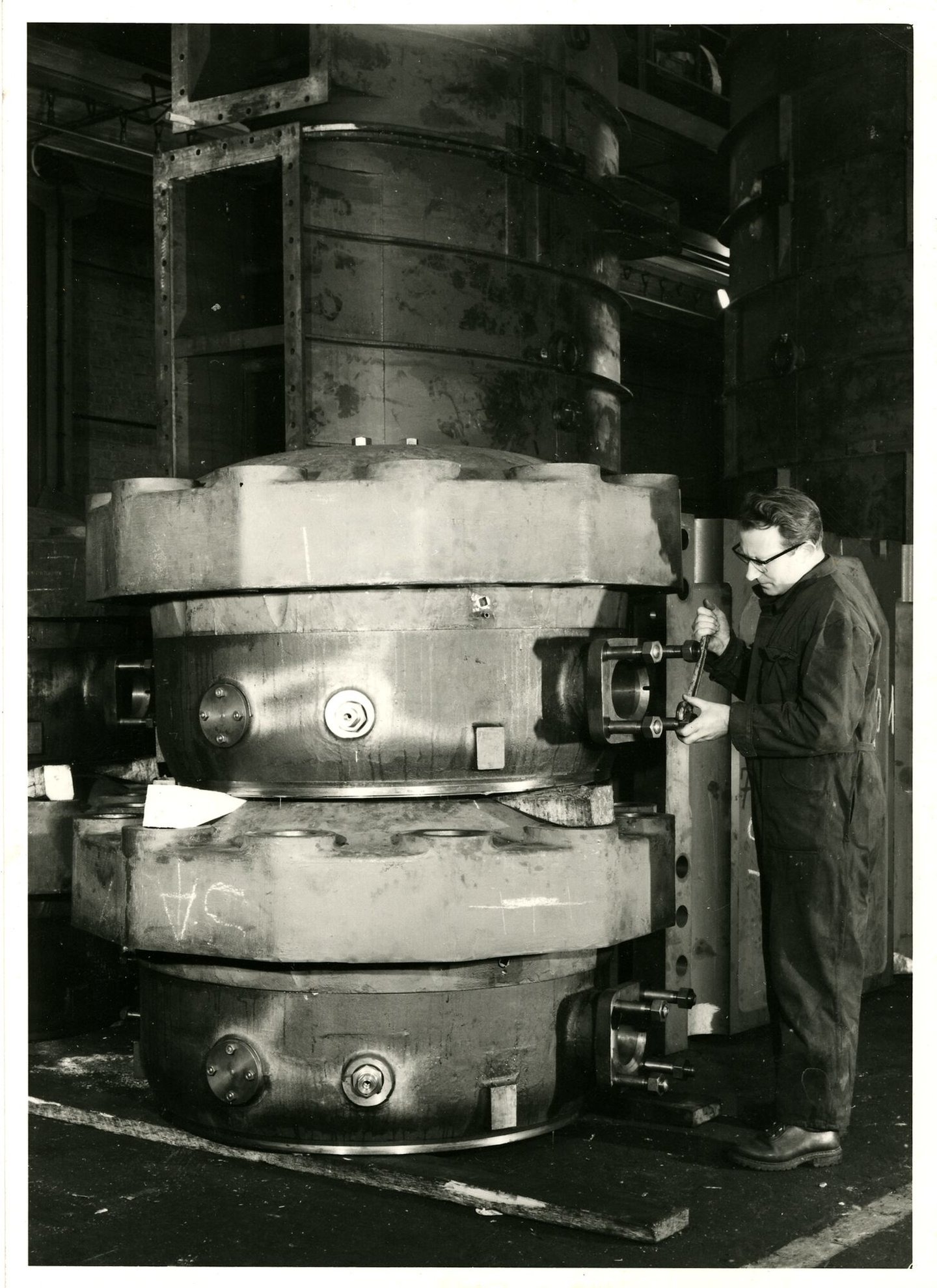 Assemblage van scheepsdiesel in een montagehal van machinebouwer ACEC-MAN in Gent