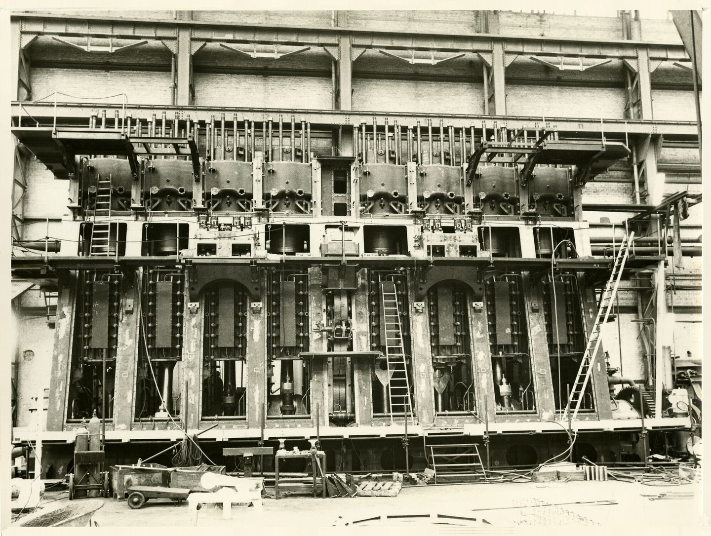 Assemblage van scheepsdiesel in een montagehal van machinebouwer ACEC-MAN in Gent