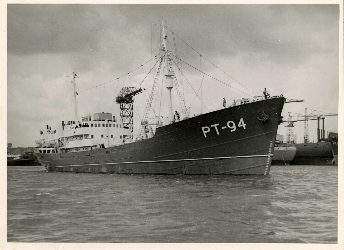 Vissersboot PT-94 Kreml tijdens de vaart