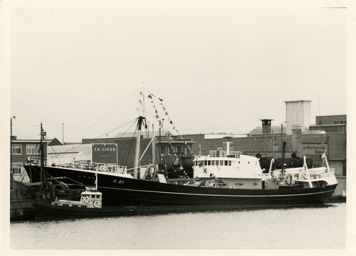 Visserschip O.81 John aan de kade in Oostende