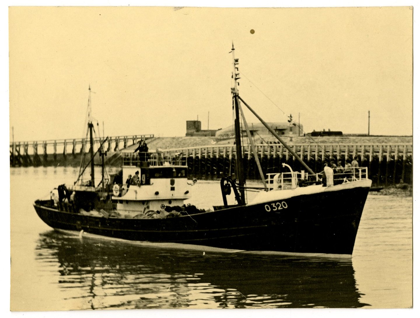 Vissersboot O.320 Noordende III tijdens de vaart