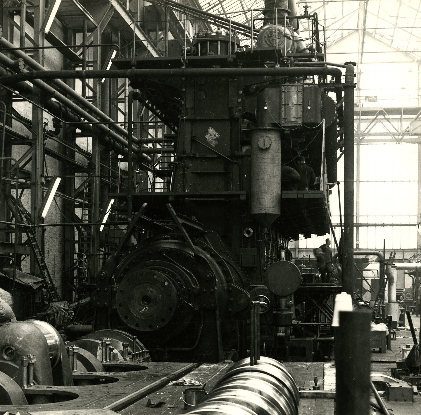 Assemblage van scheepsdiesel in een montagehal van machinebouwer ACEC-MAN in Gent