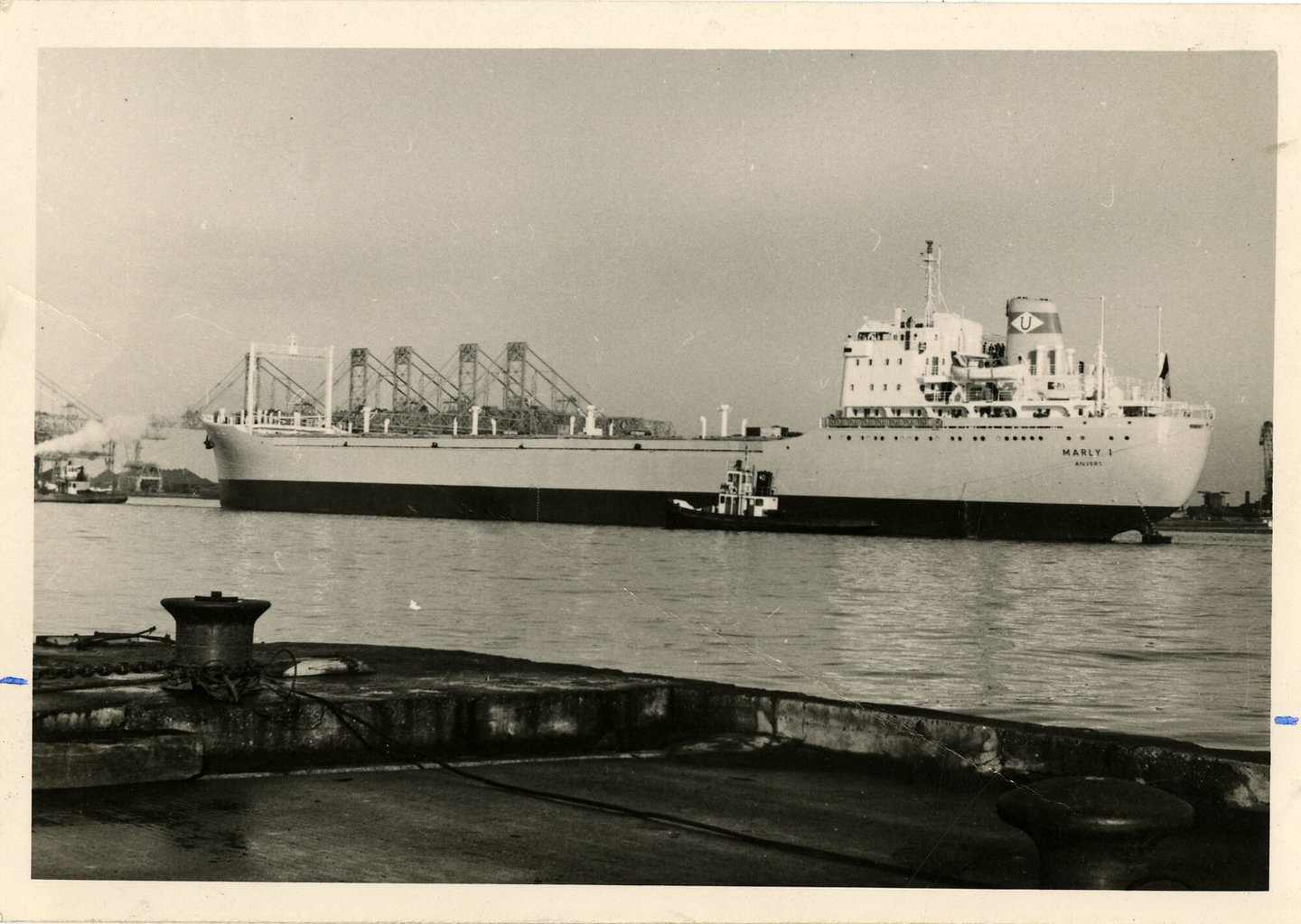 Vrachtschip Marly I in het havendok