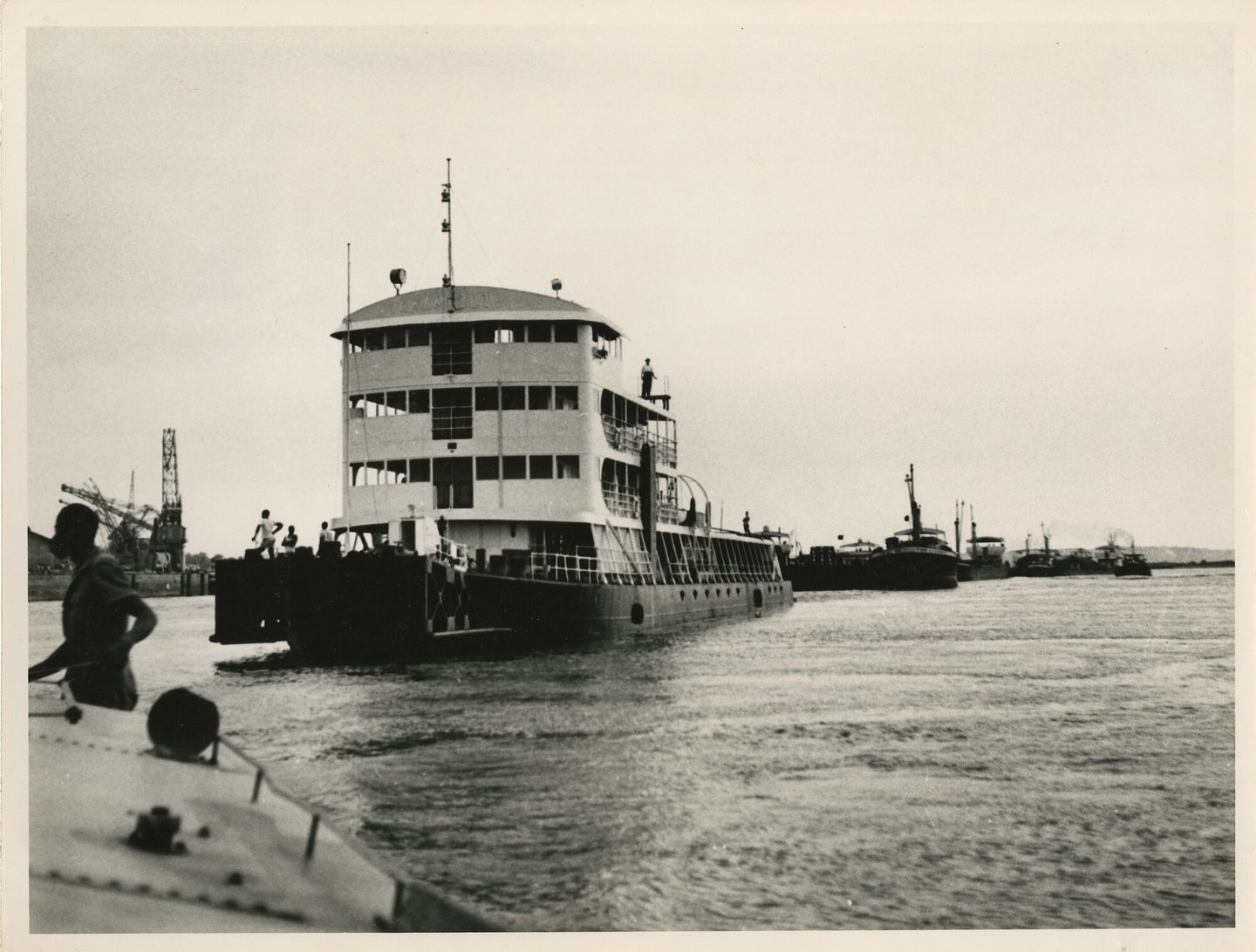 Duwboot Kwamouth tijdens vaart op de Congo-rivier