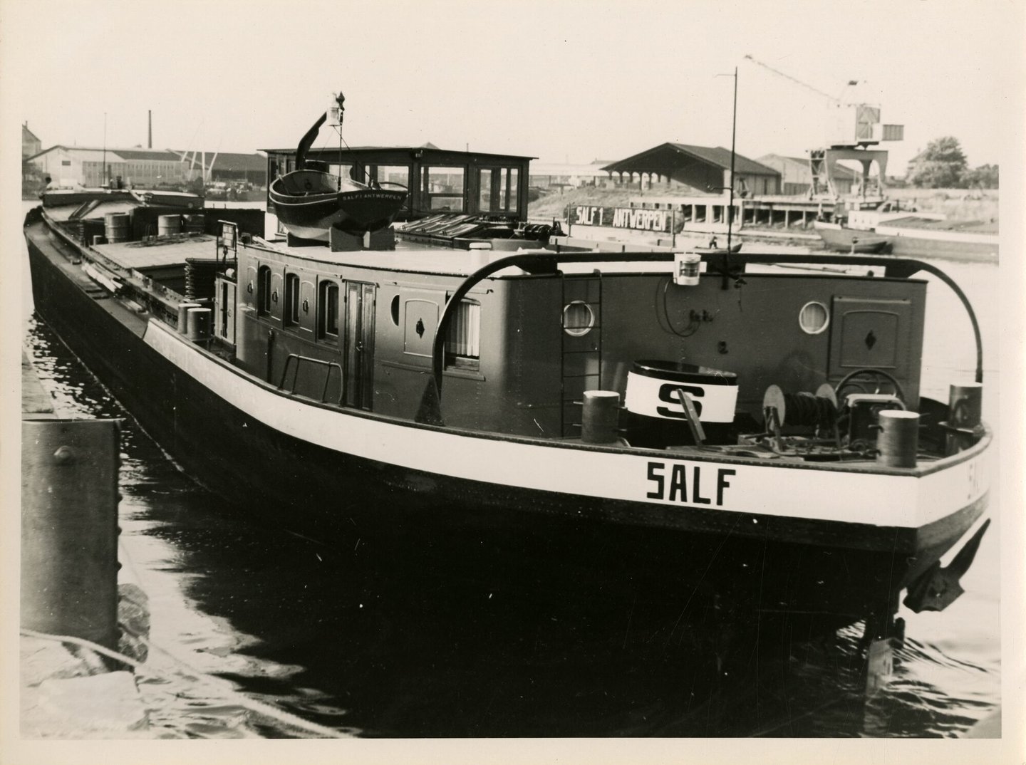 Binnenvaartschip Salf 1 aan de kade