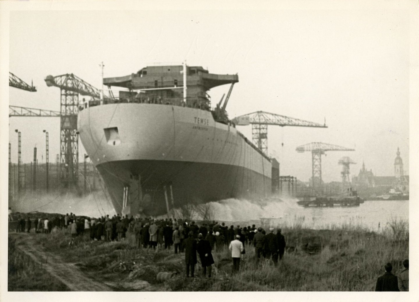 Vrachtschip Temse wordt te water gelaten op de Boelwerf in Temse