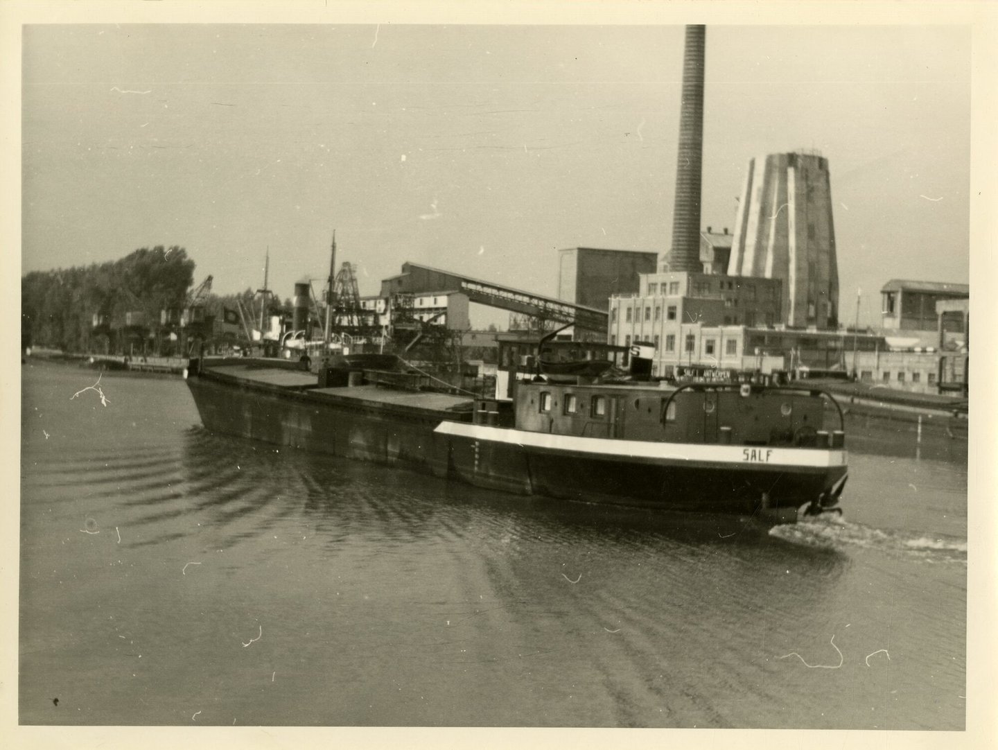 Binnenvaartschip Salf 1 tijdens de vaart