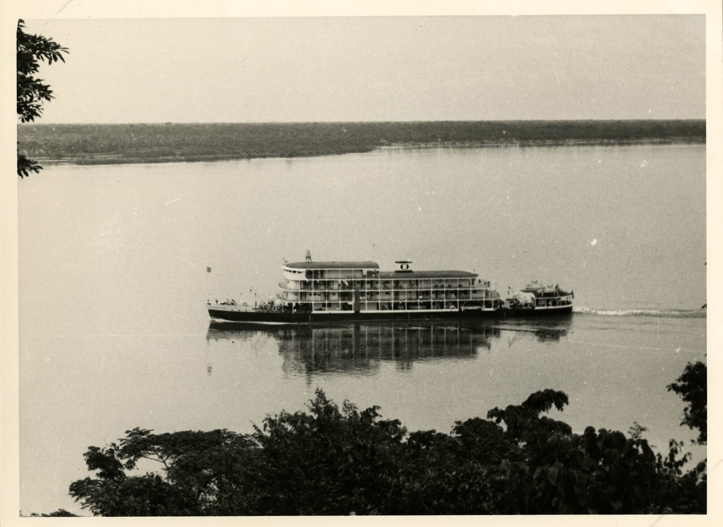 Postboot Général Olsen tijdens de vaart op de Congo-rivier