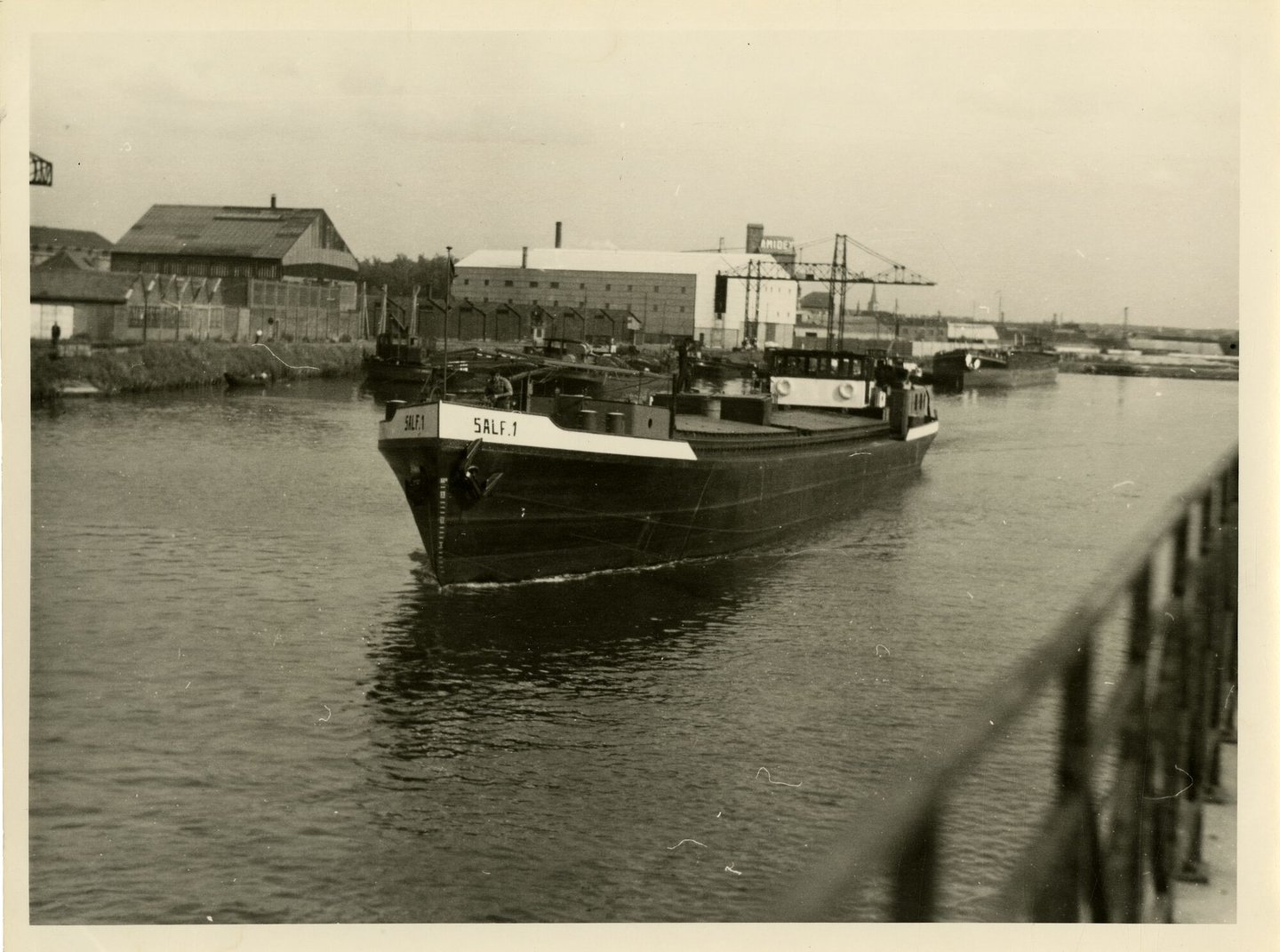 Binnenvaartschip Salf 1 in het havendok