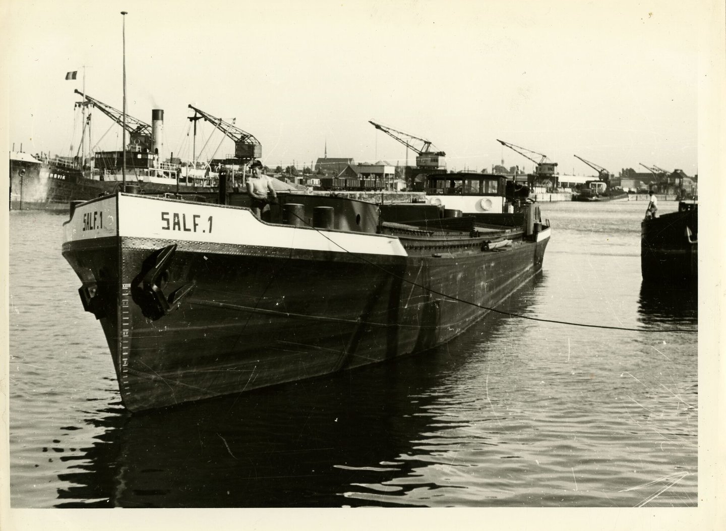 Binnenvaartschip Salf 1 aan de kade