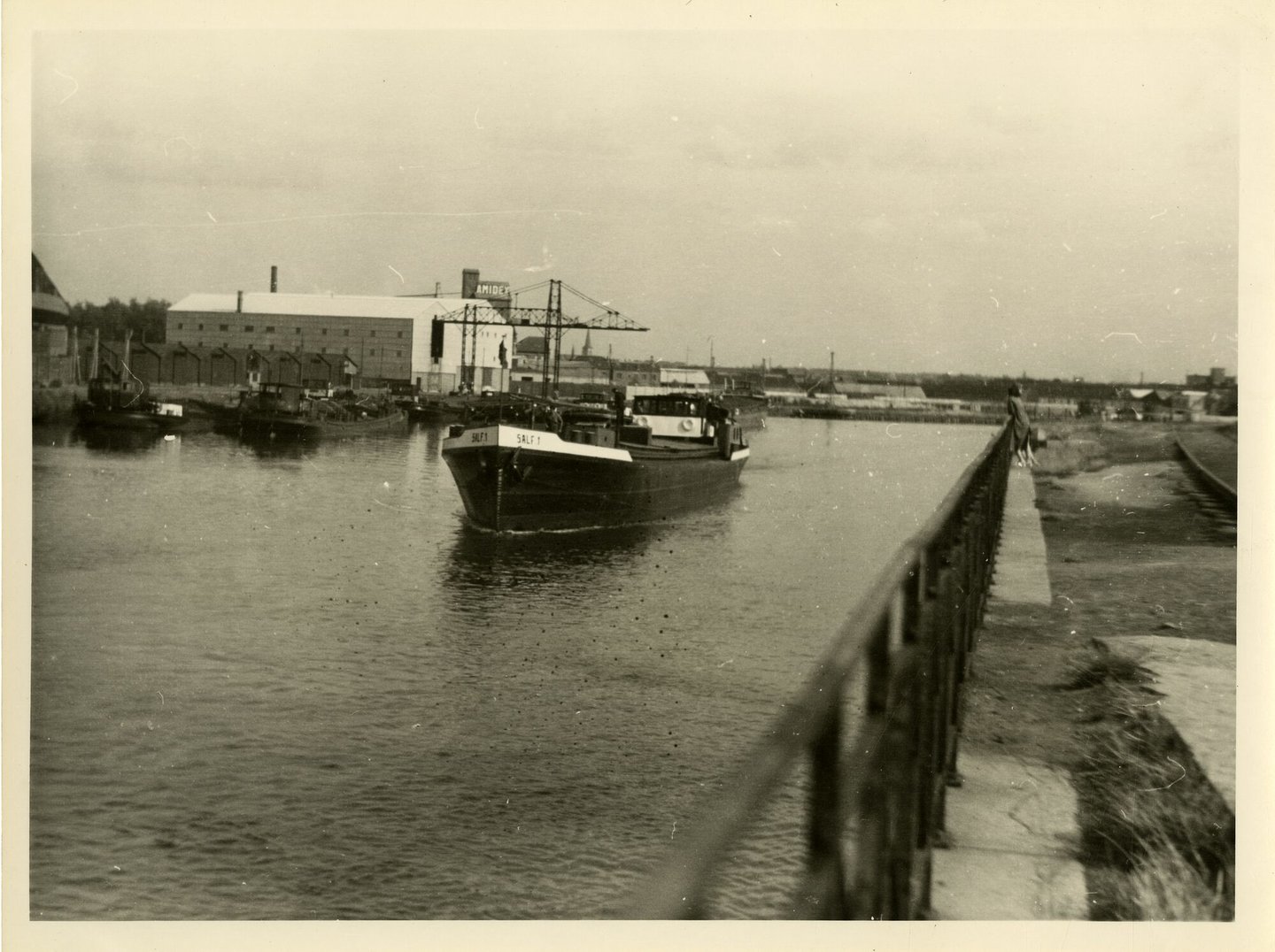 Binnenvaartschip Salf 1 in het havendok