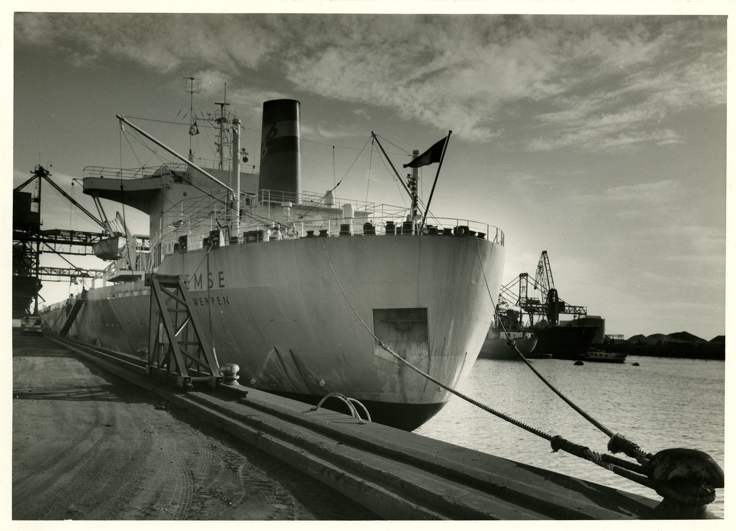 Vrachtschip Temse aangemeerd aan de kade in een haven