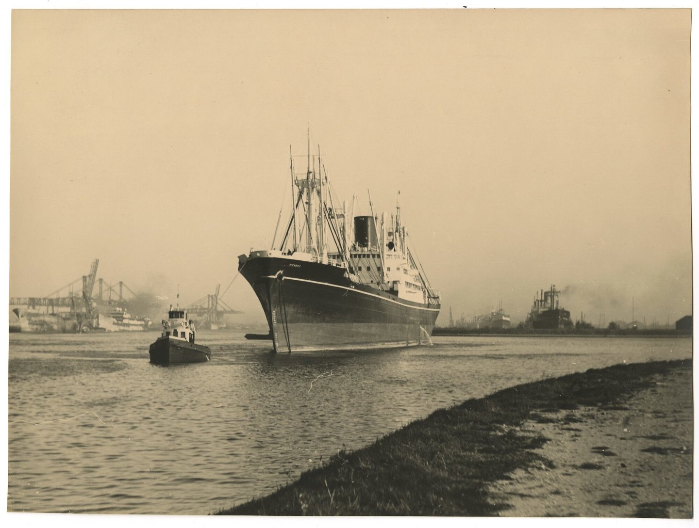 Sleepboot van de stad Antwerpen met schip op sleeptouw