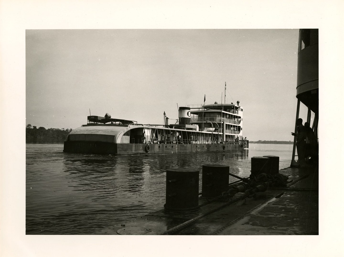 Duwboot Kimuenza tijdens vaart op de Congo-rivier