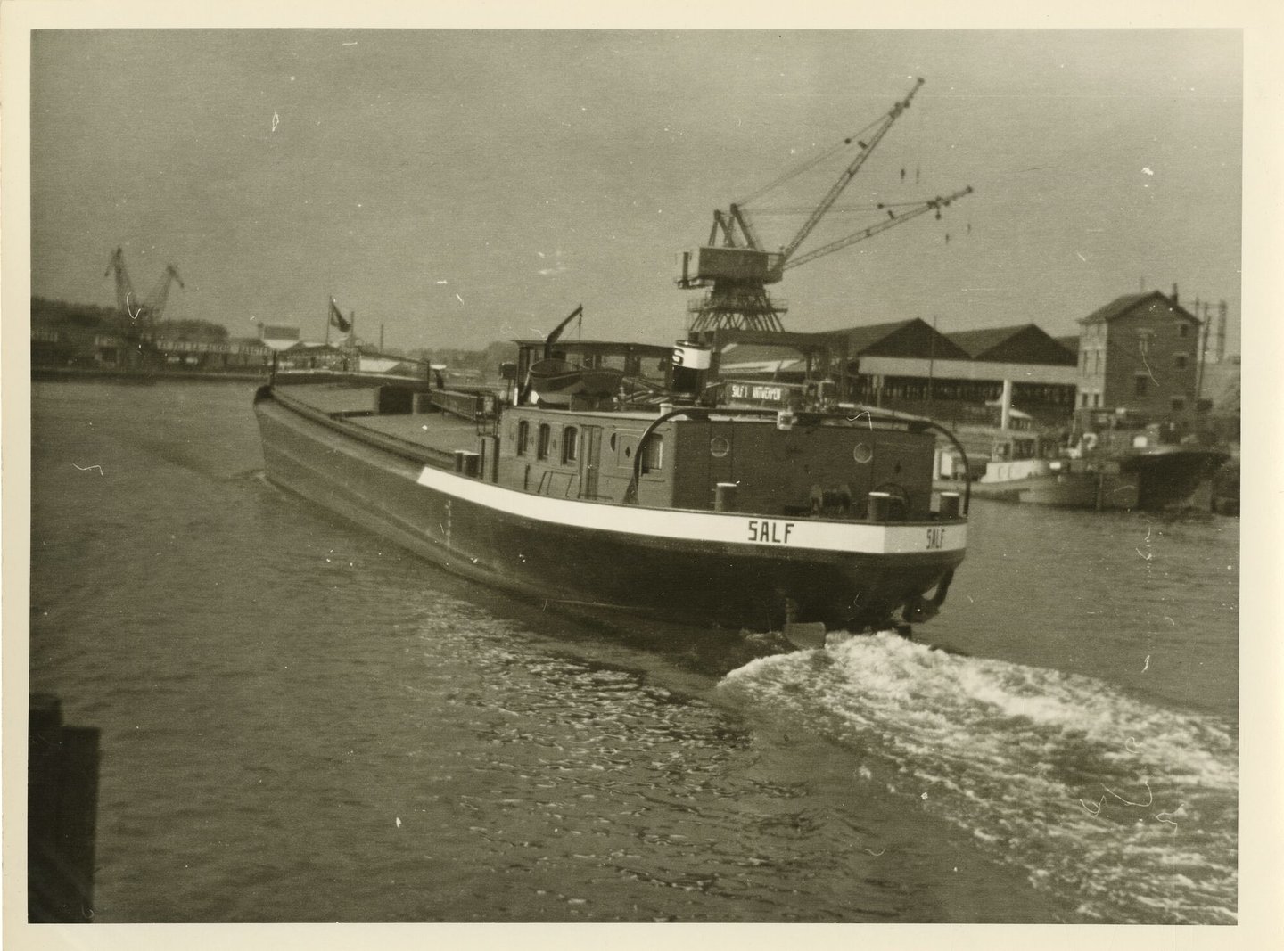 Binnenvaartschip Salf 1 in het havendok