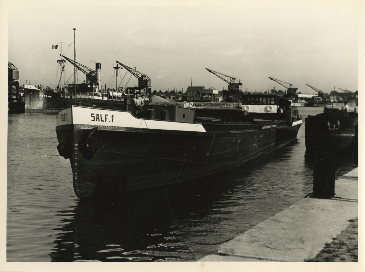 Binnenvaartschip Salf 1 aan de kade