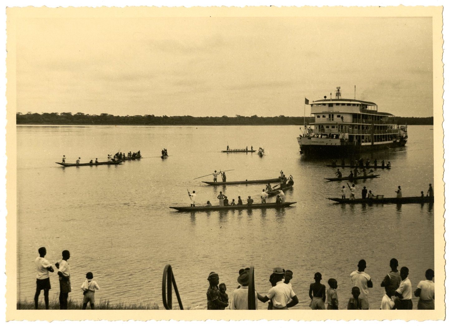 Postboot Général Olsen tijdens de vaart op de Congo-rivier