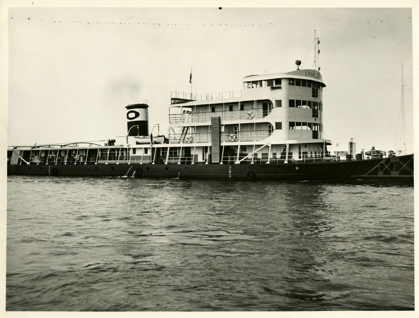 Duwboot Kwamouth tijdens vaart op de Congo-rivier