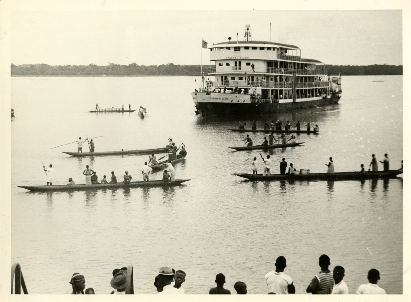 Postboot Général Olsen tijdens de vaart op de Congo-rivier