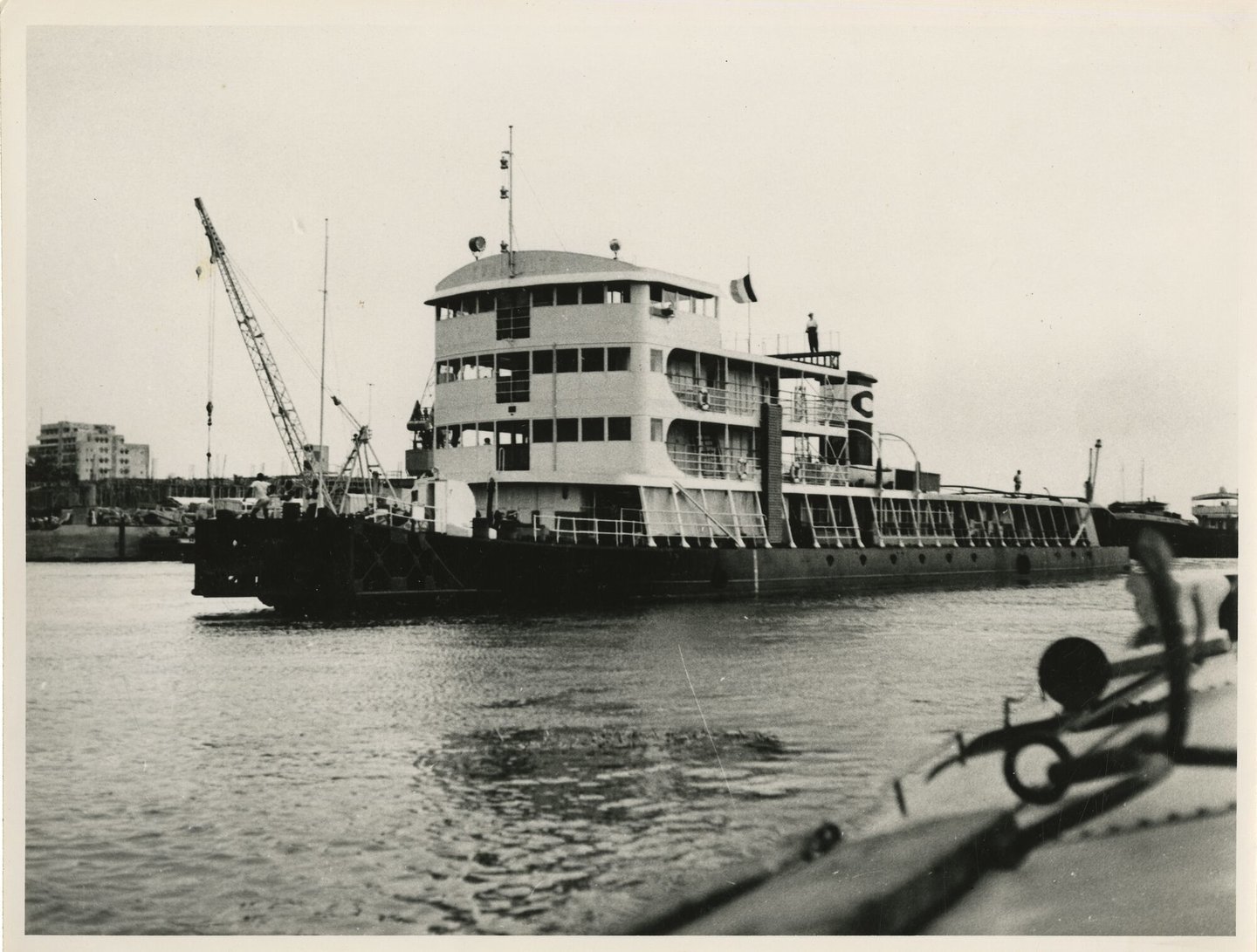 Duwboot Kwamouth tijdens vaart op de Congo-rivier