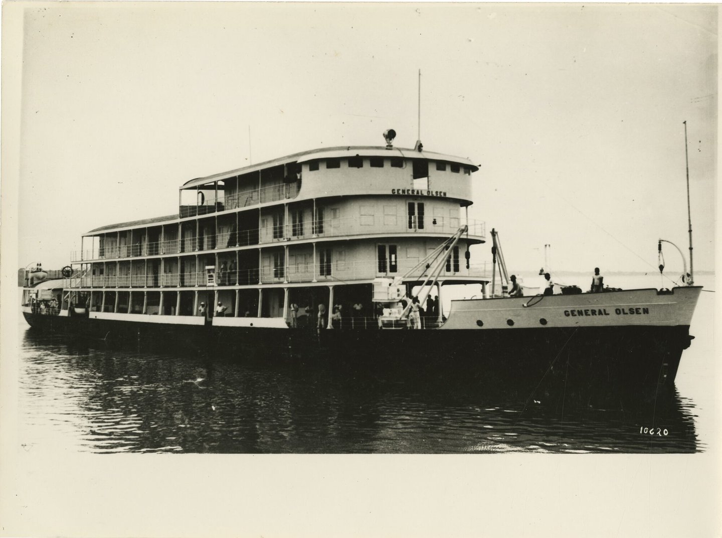 Postboot Général Olsen tijdens de vaart op de Congo-rivier