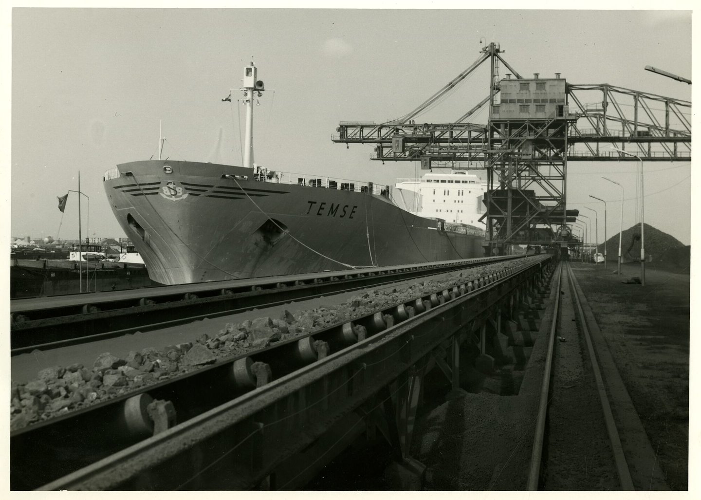 Vrachtschip Temse aangemeerd aan de kade in een haven