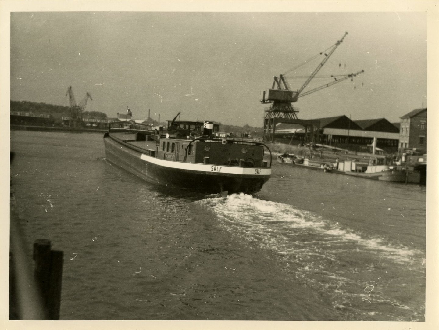 Binnenvaartschip Salf 1 in het havendok