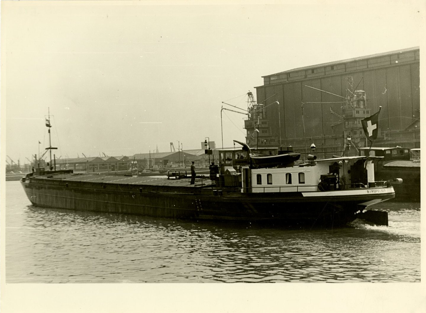 Binnenvaartschip Birsfelden tijdens de vaart