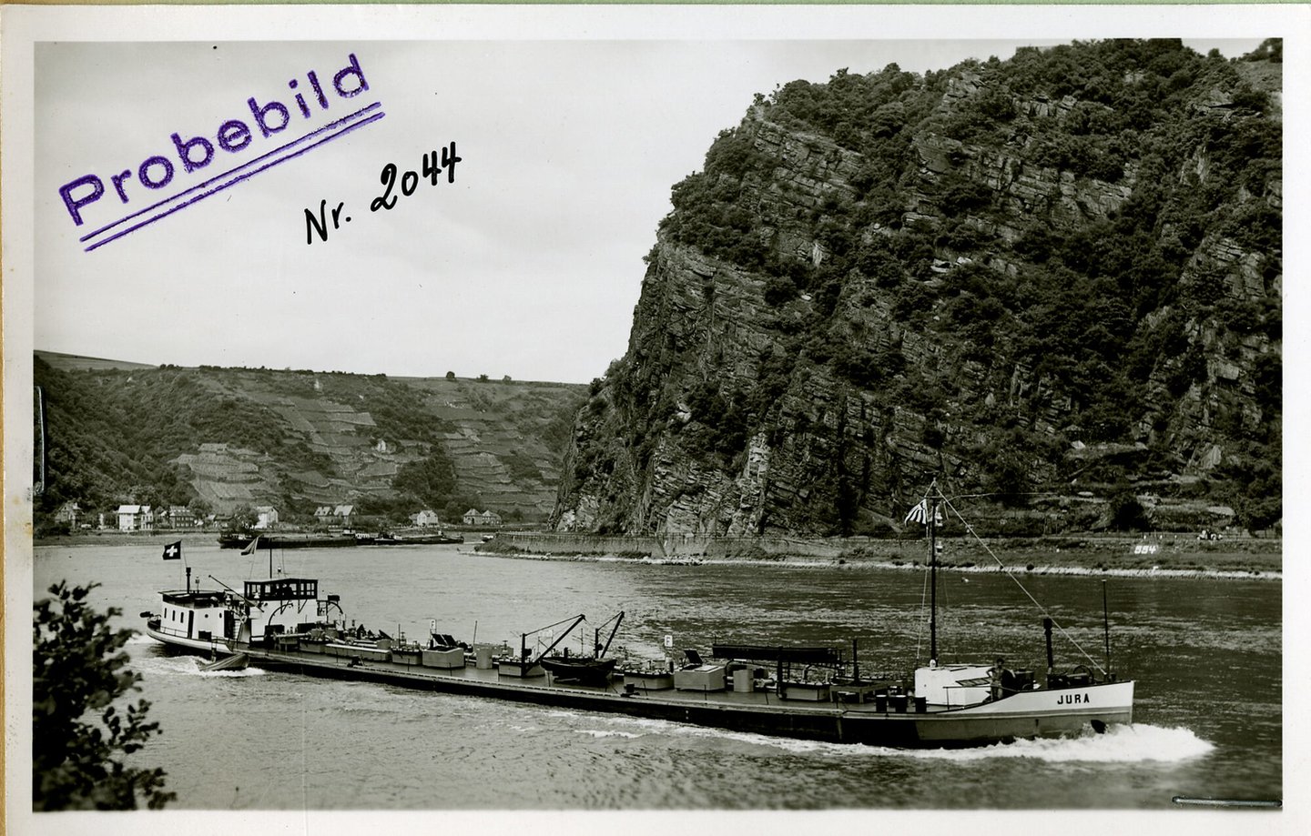 Binnenvaartschip Jura tijdens de vaart op de Rijn ter hoogte van de Loreley