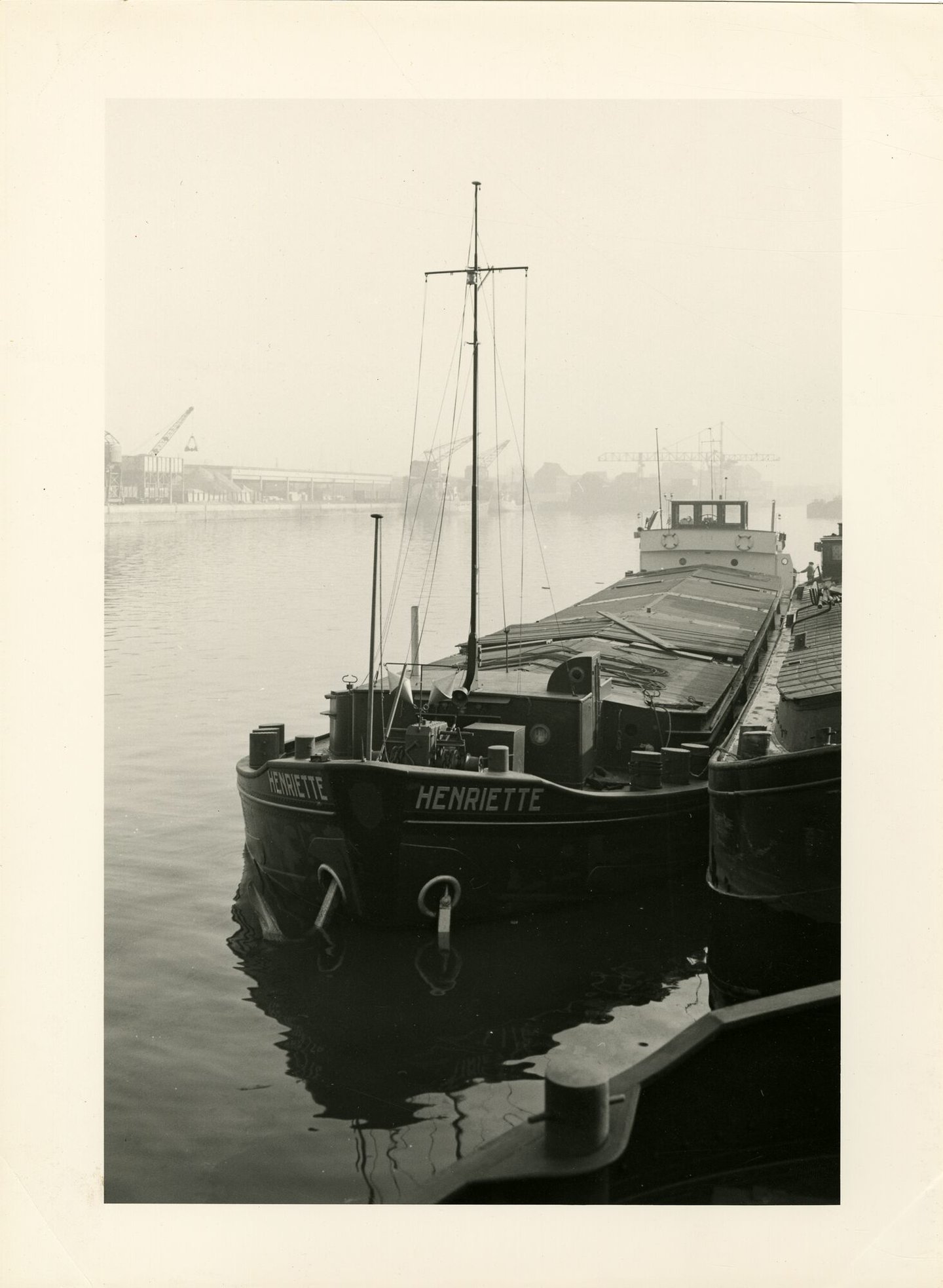 Binnenvaartschip Henriëtte aan de kade